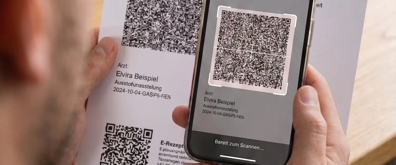 Ein E-Rezept-QR-Code wird mit dem Smartphone gescannt.