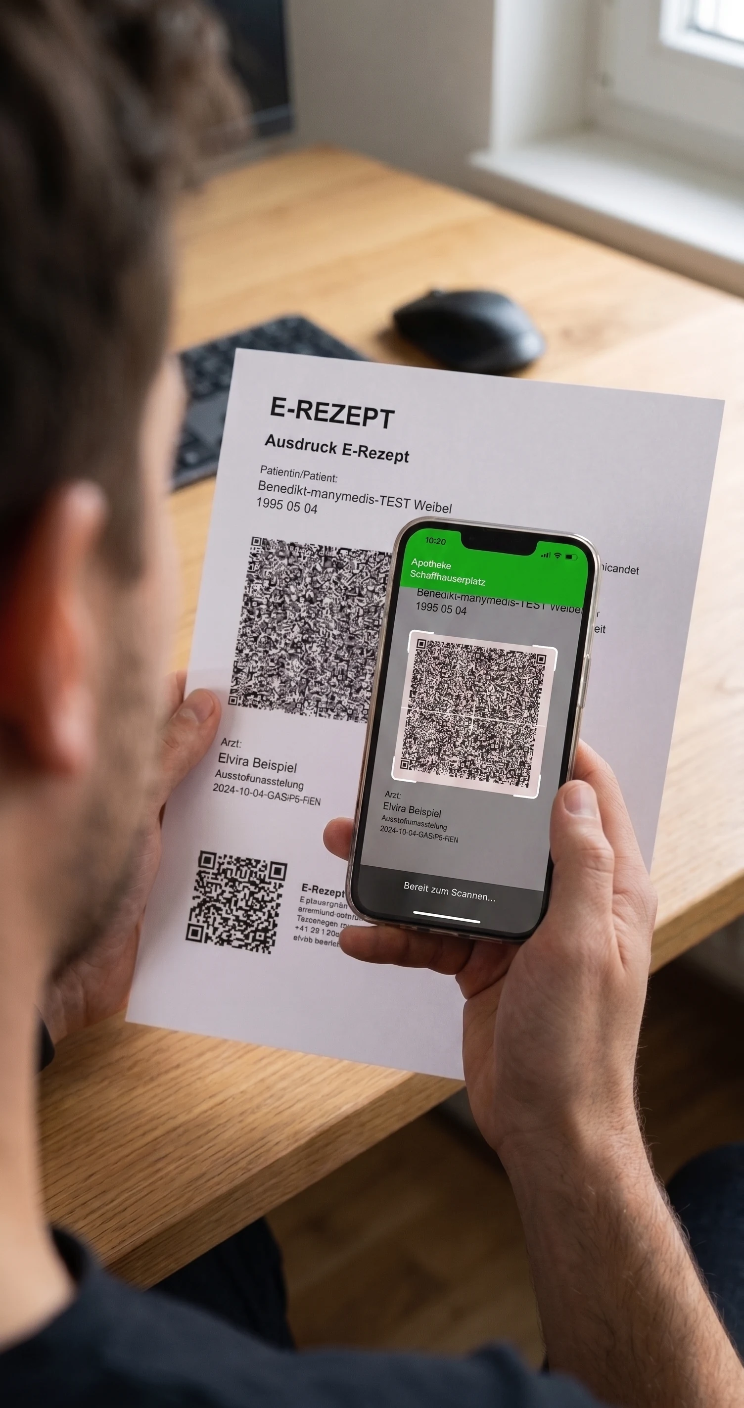 Patient scannt den QR-Code eines E-Rezepts mit dem Smartphone.