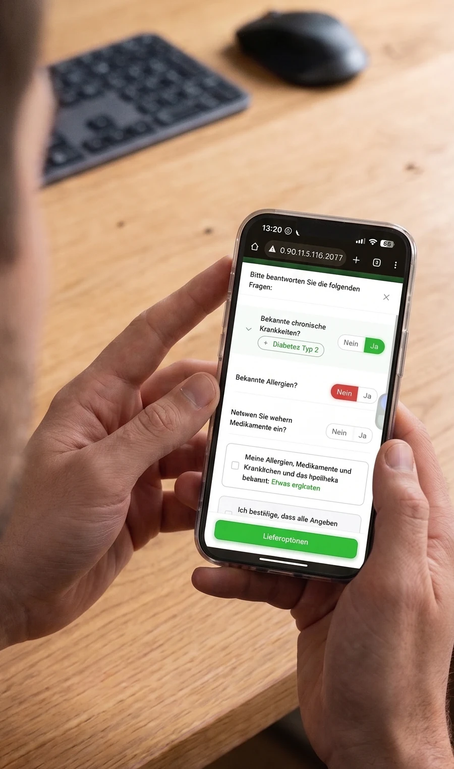 Person beantwortet Gesundheitsfragen im E-Rezept-Modul auf dem Smartphone
